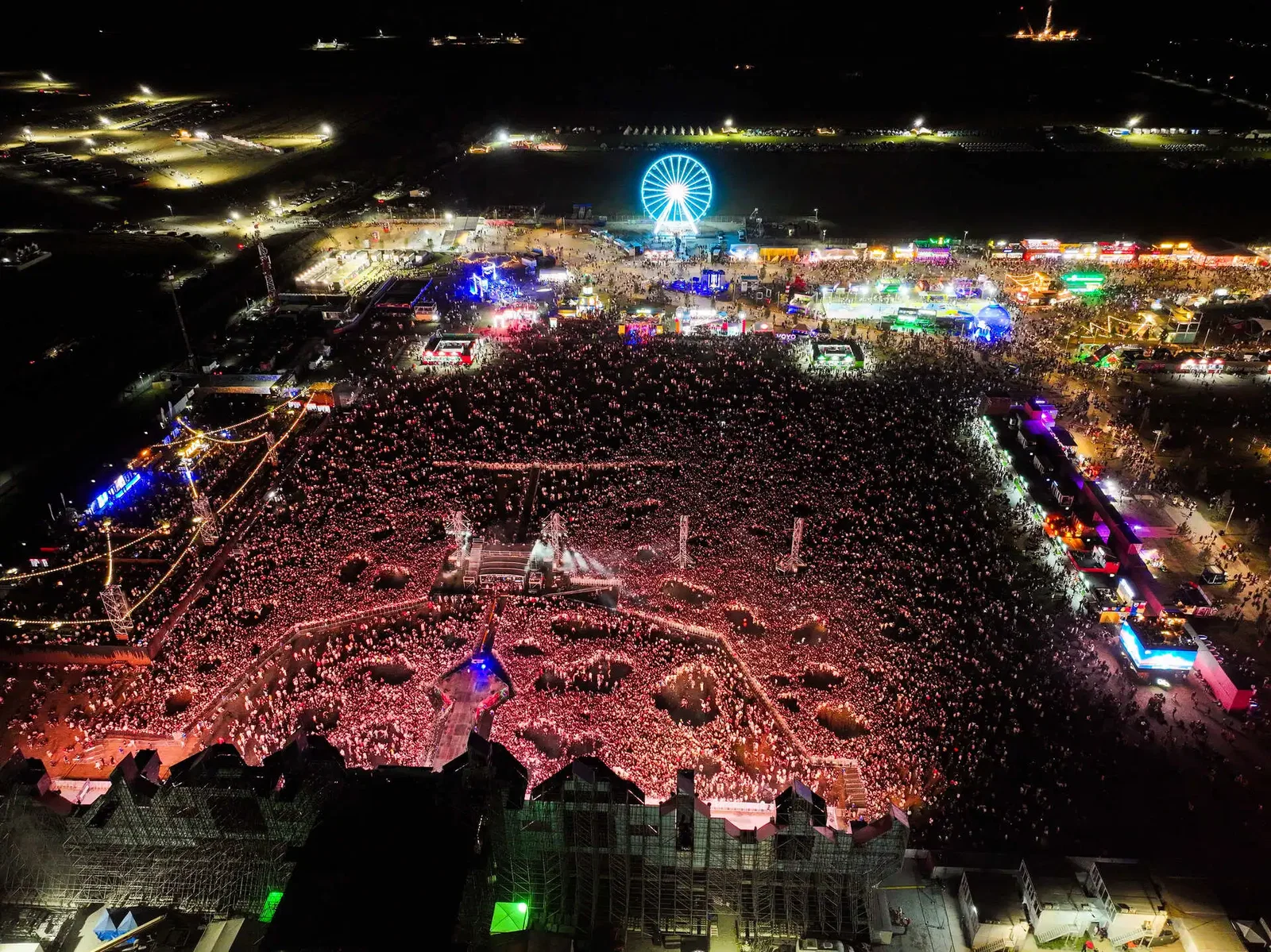 Vedere aeriană a festivalului Beach, Please!, cu scena și publicul noaptea
